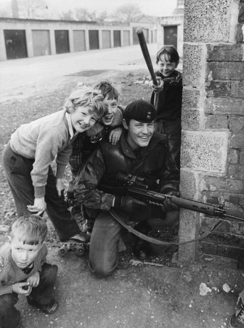 Háború és béke az írországi Belfastban, 1981-ben, az észak-írországi békeegyezmény aláírása idején.