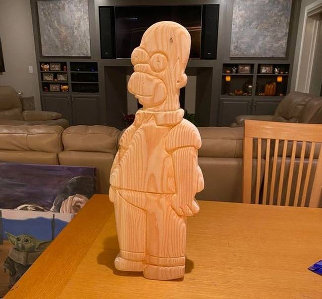 5 óráig tartott, míg a mester elkészítette Homer Simpson fából faragott mini-változatát. Nyilván acélból vannak az idegei.