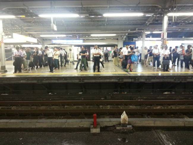 Így várják a japánok a metró érkezését.