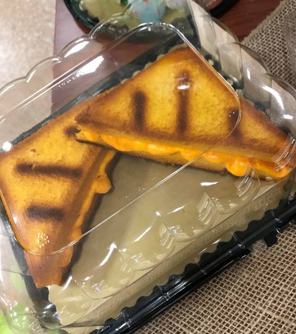 Láttál már ilyen tökéletes melegszendvicset? Ne tévesszen meg a látszat: ez egy torta.
