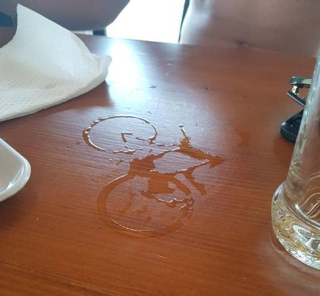 A poharak után maradt nyom olyan, mint egy kerékpár.