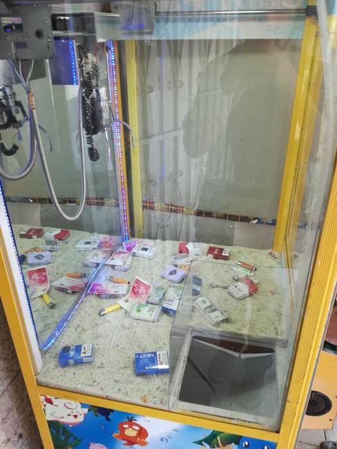 Plüssjátékok helyett cigarettával és pénzzel töltött játékautomata, felnőtteknek.