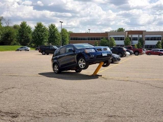 Megtalálta az egyetlen oszlopot a parkolóban.