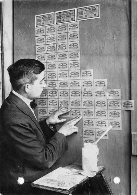 Az 1923-as hiperinfláció miatt tapétaként kezdték használni a bankjegyeket Németországban.
