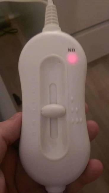 Órákat töprengett rajta, hogy miért világít a “NO” jelzés, ha egyszer be van kapcsolva a készülék, majd hosszú kutatómunka után rájött, hogy csak fordítva tartja a kezében.