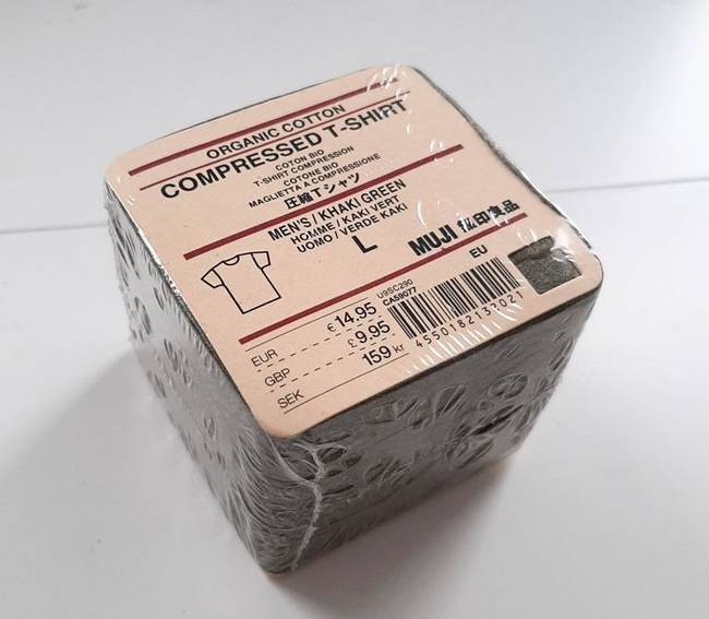 A japán Muji cég kocka formában csomagolja a pólóit. Az egyik vevő szerint így mindig szörnyen gyűrött póló kerül elő a csomagból.
