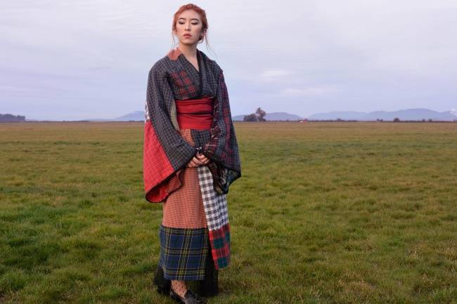 Egy félig skót, félig japán lány, aki kimonót készített magának skót-kockás ingekből.