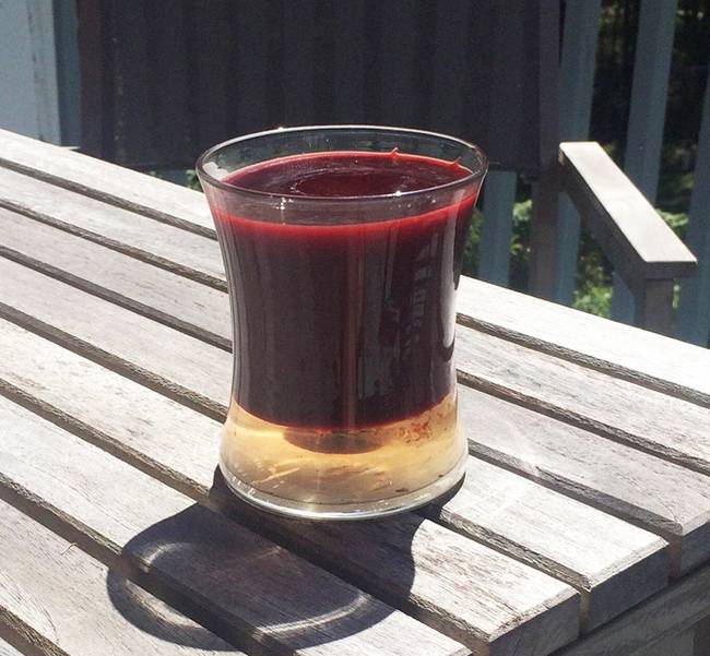 Ez történik, ha eső esik egy gyertyába, majd a nap megolvasztja a viaszt és ettől a víz lesüllyed az aljára.