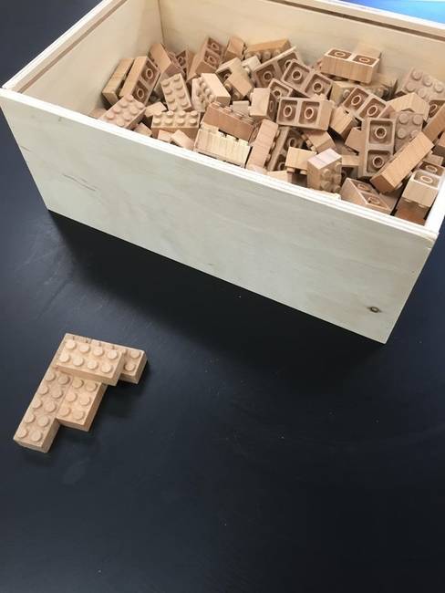 Fából készült Lego építőkockák.