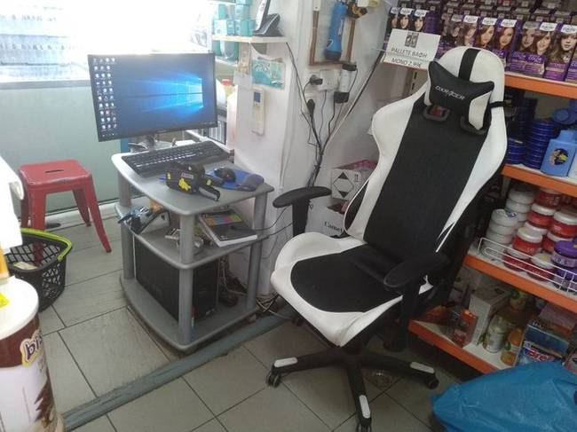 Egy görög szupermarket vezetőjének a fotelje.