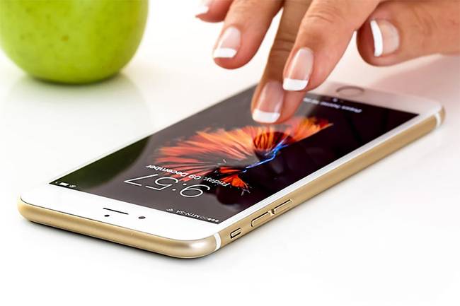 Az alkalmazottak az Apple saját taktikáját használják: megközelítés, felderítés, jelenlét, figyelés, vásárlás.