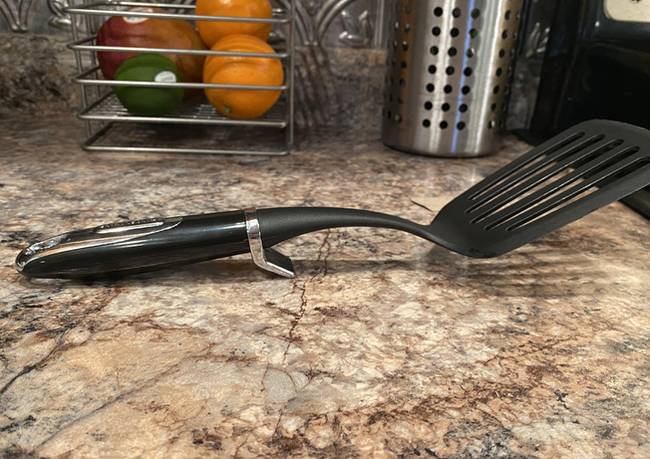 Ennek a spatulának van egy kis állványa, hogy ne koszolja össze a konyhapultot, ha letesszük.
