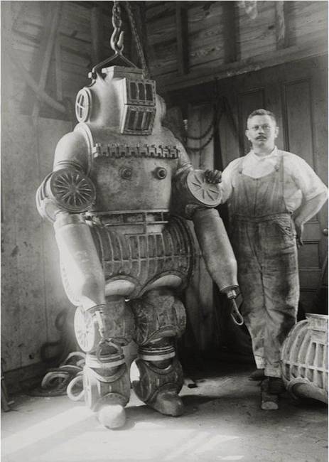 Chester McDuffee és a világ egyik legelső búvárruhája, mely körülbelül 200 kg-ot nyomott. (1911)