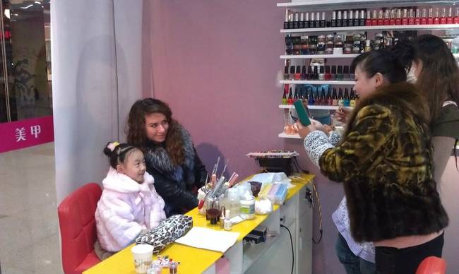 Van, hogy a helyi lakosok leszólítják az európai turistákat, hogy közös fotókat készíthessenek velük.