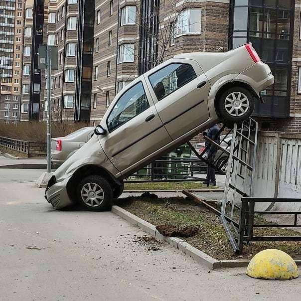 A parkolás nagymestere már messziről látható.