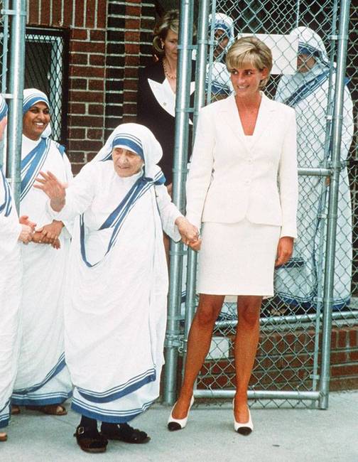 Teréz anya és Diána hercegné ugyanabban az évben (1997) hunytak el. Lady Dee autóbalesetben augusztus 31-én, Teréz anya pedig szeptember 5-én a rossz egészségügyi állapota miatt.