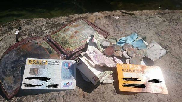 „Édesapám úgy 20 évvel ezelőtt az ausztriai Attersee-tónál halászott, amikor véletlenül kiejtette a kezéből a pénztárcát és elnyelte azt a víz. Sosem gondolta volna, hogy egyszer viszont látja még, de a napokban partra mosta a víz és valaki visszajuttatta azt az édesapámnak."