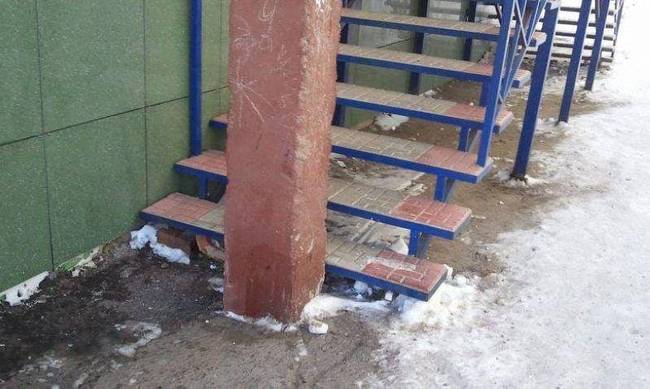 Egyik oldalon a lejövő forgalom, másikon a felmenő.