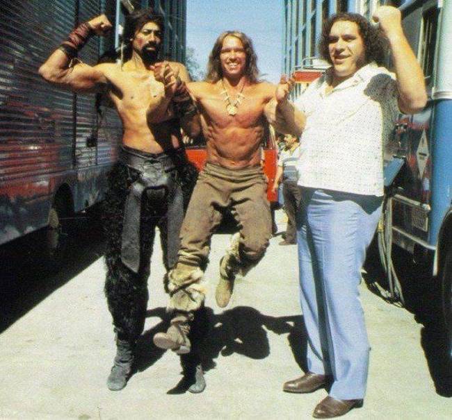 Ilyen kicsinek tűnik Arnold Schwarzenegger a kosaras Wilt Chamberlain-hez és a pankrátor André the Giant-hez képest.