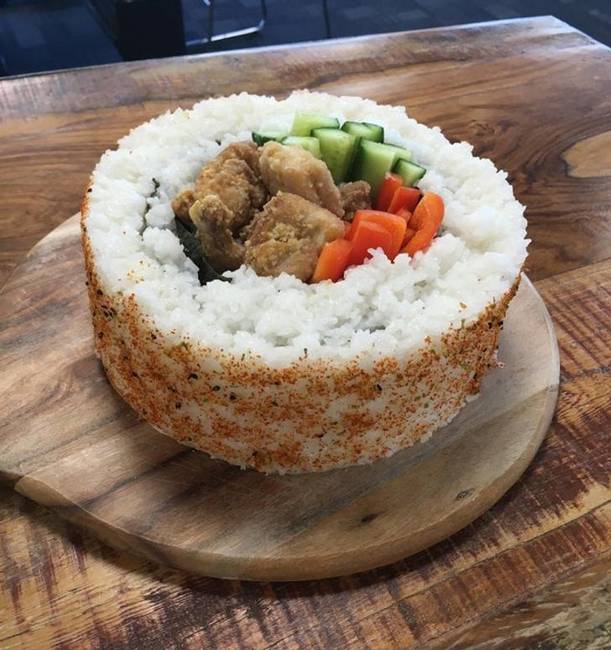 „A barátom nagyon szereti a csípős csirkés sushit, ezért készítettem egy hatalmasat a születésnapjára."