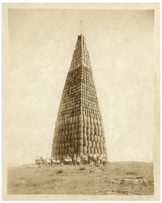 Égetésre váró alkoholos hordók alkotta piramis 1924-ben, az Egyesült Államokban.