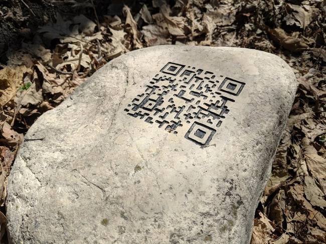 „A városom erdei ösvényén QR-kódokkal vésett kövek segítenek bemutatni a helyi nevezetességeket a turistáknak."