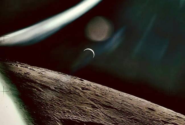 Földi sarló a Hold felszínéről / NASA