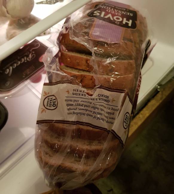 „A barátom mindig így nyitja ki a szeletelt kenyeret...”