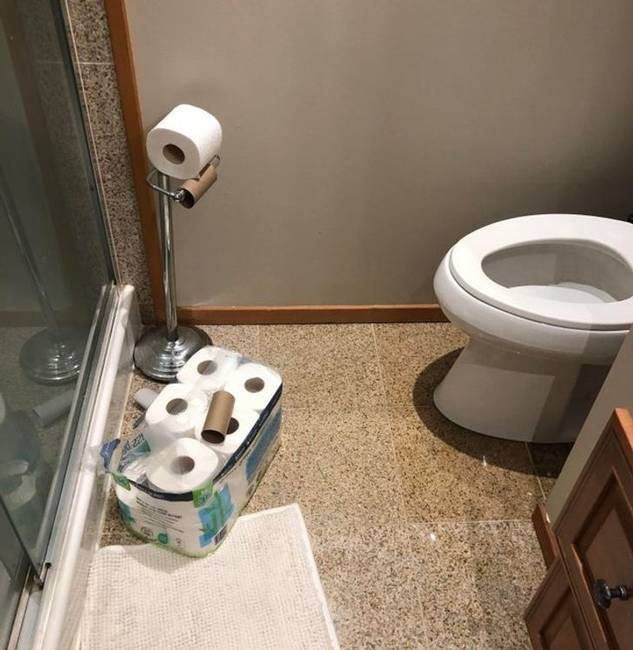 Mit csinál egy gyerek, ha elfogy a vécépapír, és tudja, hogy hol van az új?