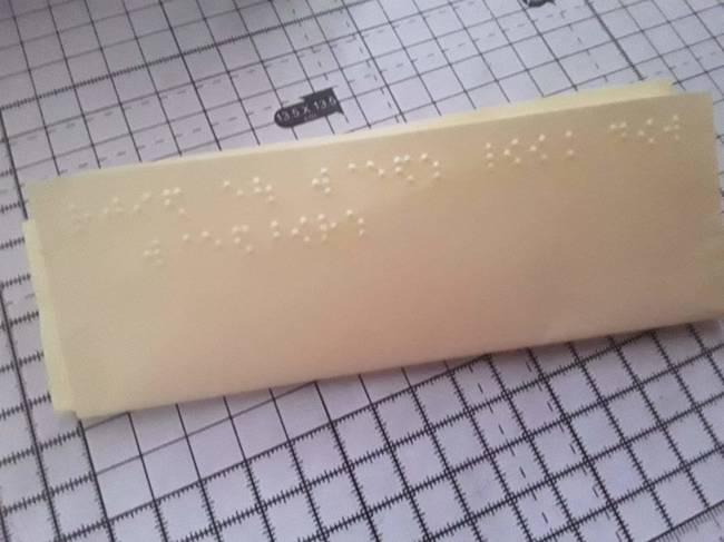 „A nővérem üzenetet akart hagyni az egyik látássérült barátjának. Ez olvasható a papíron Braille-írással: ha esik az eső, keresd a szivárványt!"