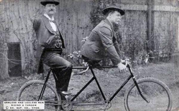 Charles B. Tripp, a kéz nélküli férfi, és Eli Bowen a láb nélküli férfi tandemezik, 1890-ben.