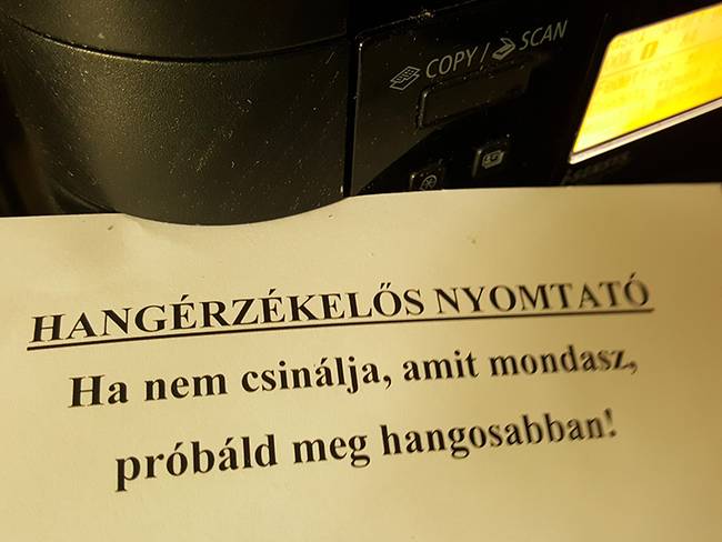 Valaki kegyetlen tréfát űz a dolgozókkal.