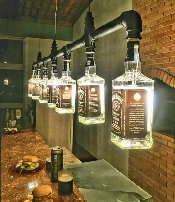 Whiskey-s üvegekből világítás.