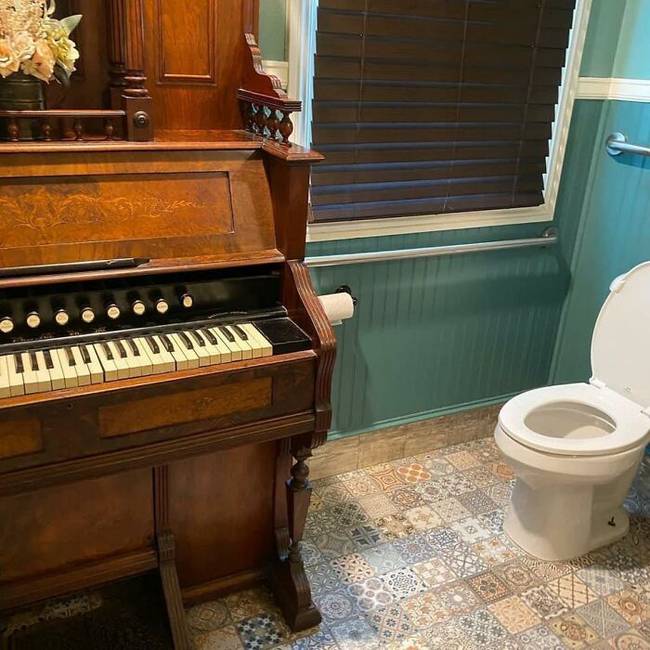 Miért, te hová tennél egy zongorát, ha nem a WC közelébe?