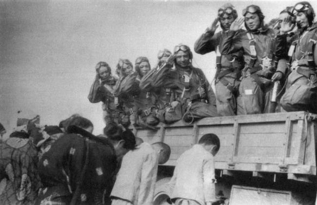Japán nők és tinédzserek fejet hajtanak a reptérre igyekvő kamikaze pilóták tiszteletére, 1945-ben.