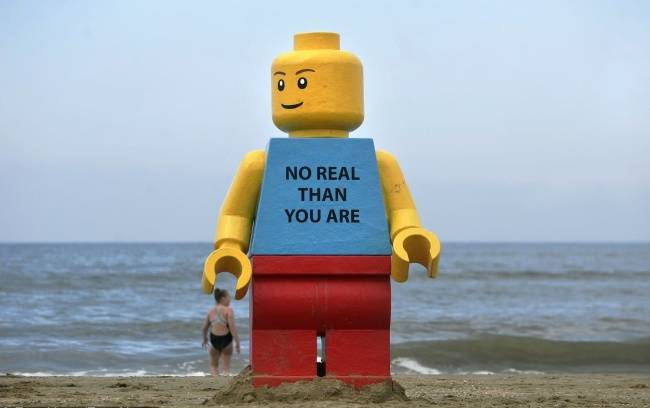 Óriás LEGO bábu.