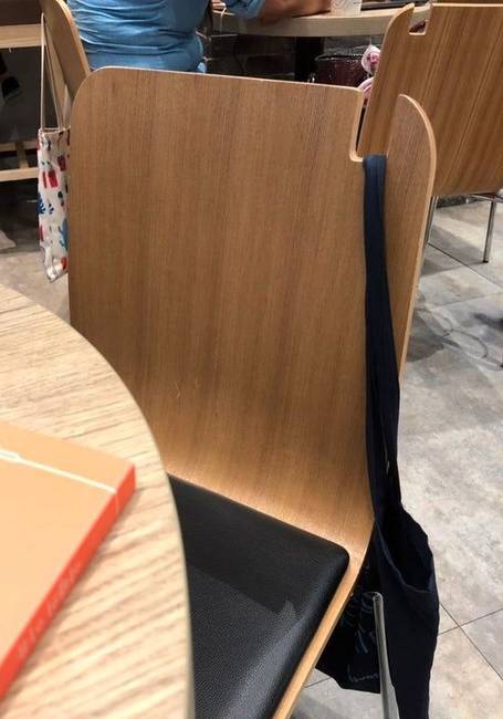 Hála ennek az akasztónak, többé nem kell a földre tenni a táskákat.