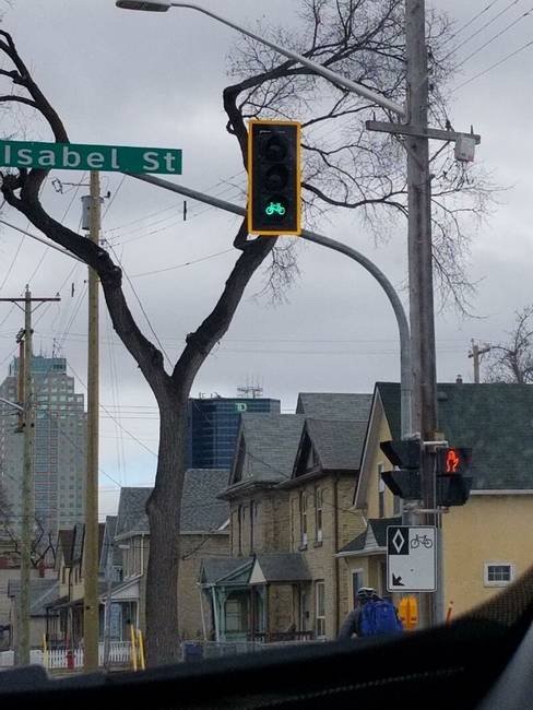 Kifejezetten kerékpárosok számára készített közlekedési lámpa.