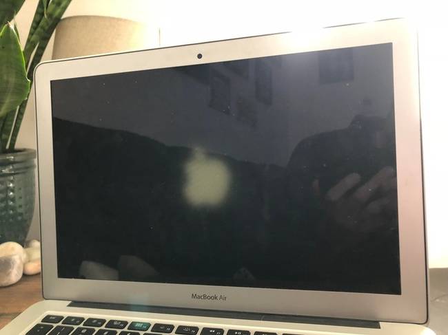 A laptop hátuljára sütő napfény átvilágítja az Apple-logót.