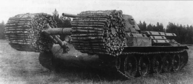 T–34-es harckocsi rőzsekötegekkel