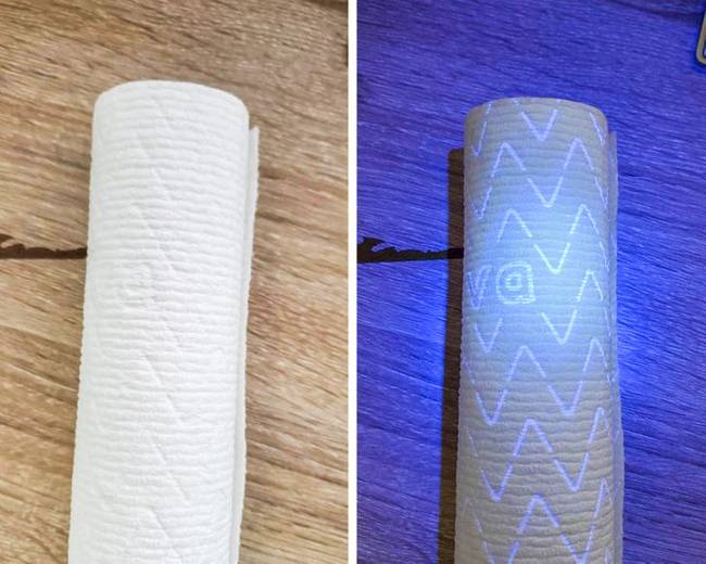 Kiderült, hogy a papírtörlőkön lévő minta világít az UV-fényben.