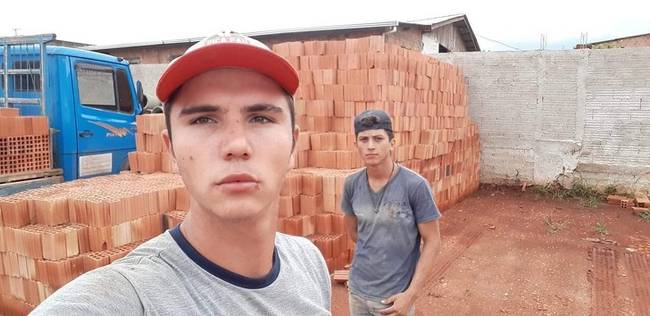 Ha valaha is rossz napod van, akkor jusson eszedbe ez a két srác, akik 6000 téglát szállítottak le és rakodtak ki egy rossz címen.