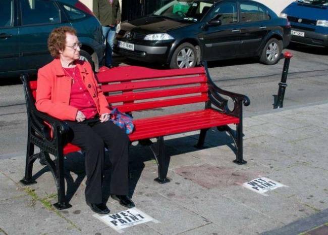 A kabátja és a nadrágja látta kárát a figyelme pillanatnyi lankadásának. (frissen festve)