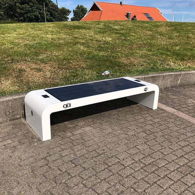 Napelemmel ellátott pad, ami Wi-Fi-t sugároz és az USB nyílásokon keresztül tölthetjük vele a telefonunkat.