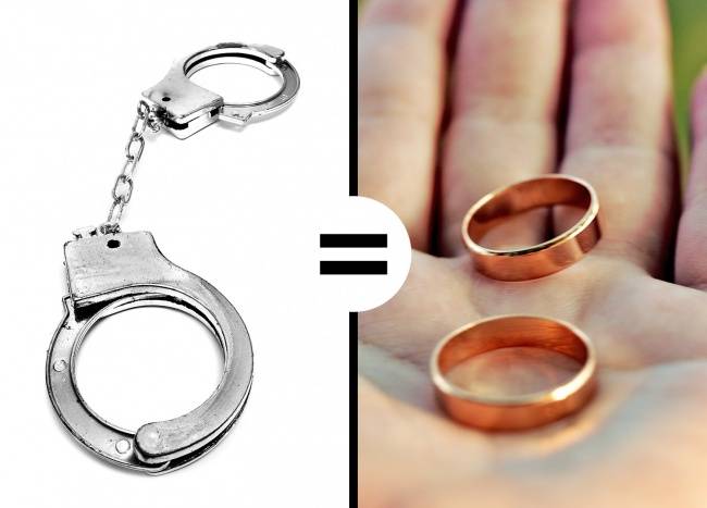 Spanyolul az 'esposas' kifejezés egyformán jelent bilincset és feleséget.