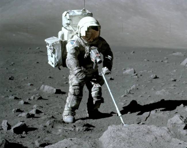 Az Apollo–17 űrhajósa. Az űrruha nagy része csupa holdpor.