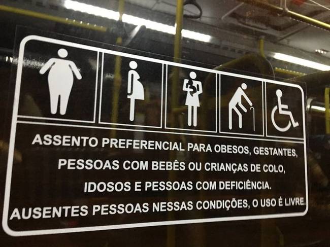 Az idős és terhes emberek mellett a brazil buszokon külön ülések vannak a fogyatékkal élők, a csecsemővel felszállók, és a túlsúlyos utasok számára.