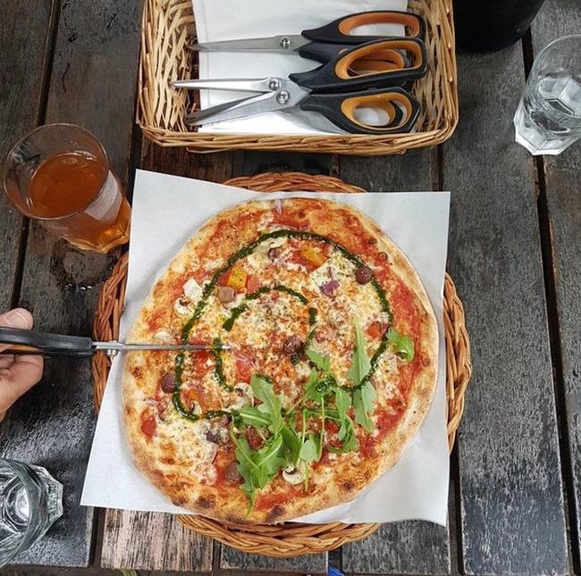 Nincs kés meg villa - ők a pizzához csak egy ollót adnak, és Te olyan szeleteket vágsz magadnak, amennyit csak akarsz.