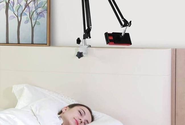 Ez az állítható telefontartó a ház bármely részén remekül használható.