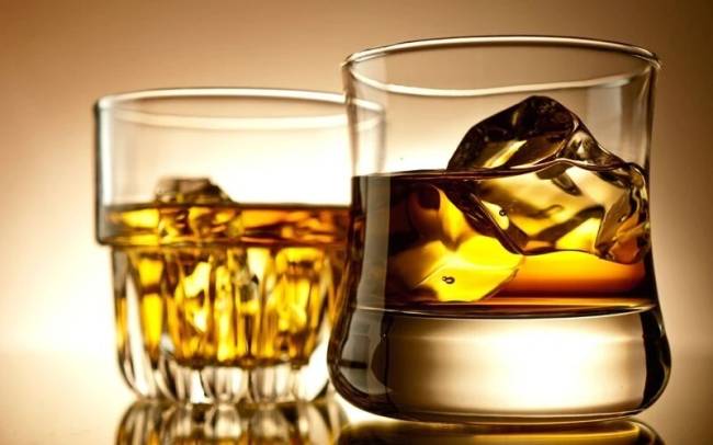 A sötét színű alkoholok nagyobb eséllyel okoznak fejfájást, mint a világos színű alkoholok. A nő egyébként elkeseredésében feküdt be az alkohollal teli kádba a SARS-járvány idején.
